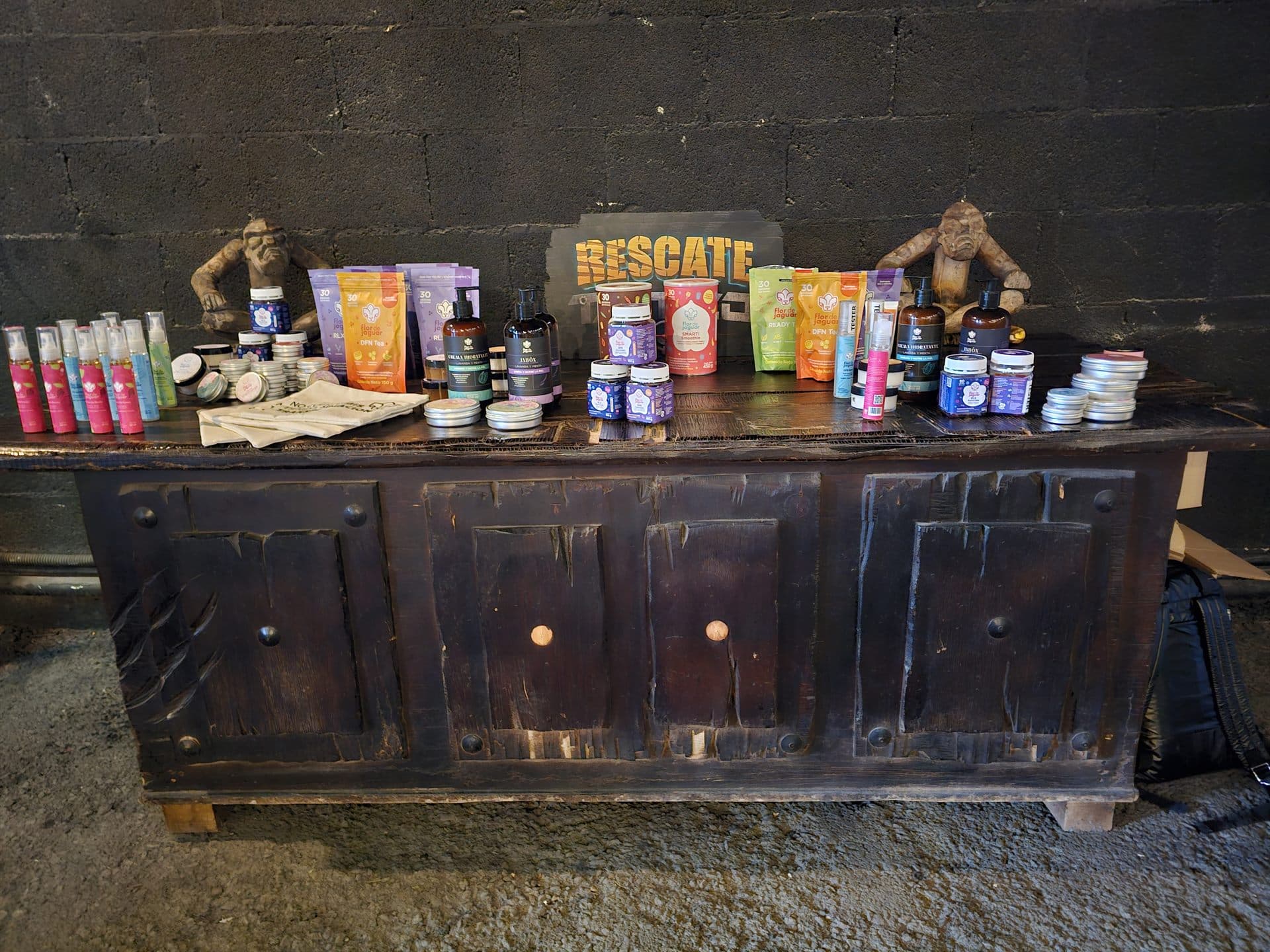 La barra larga con los productos alineados