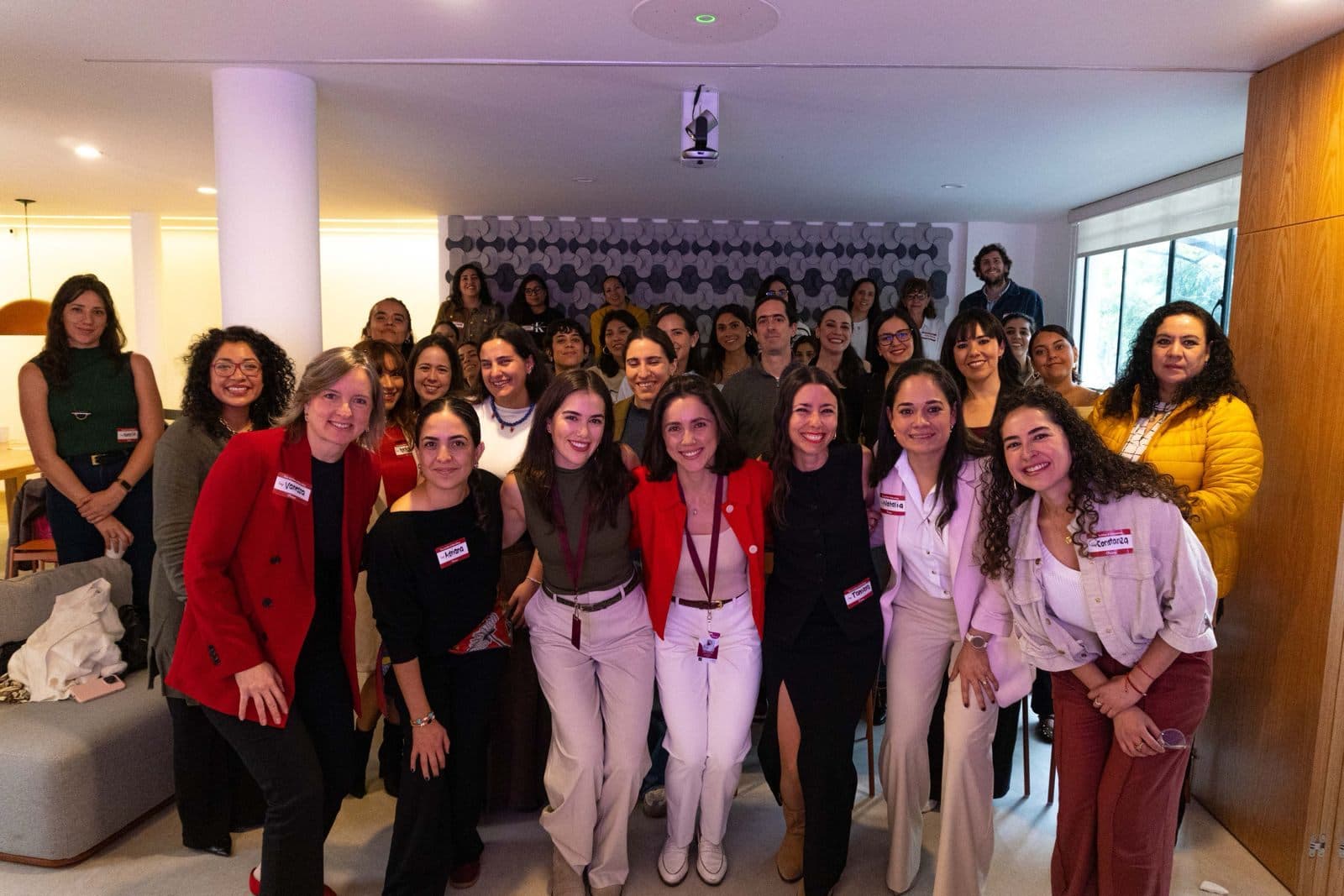 La foto de grupo al cierre de una sesión en una oficina
