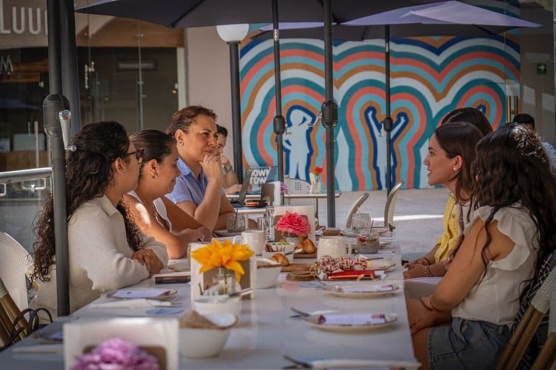 Un desayuno de bienestar, con la mesa larga servida
