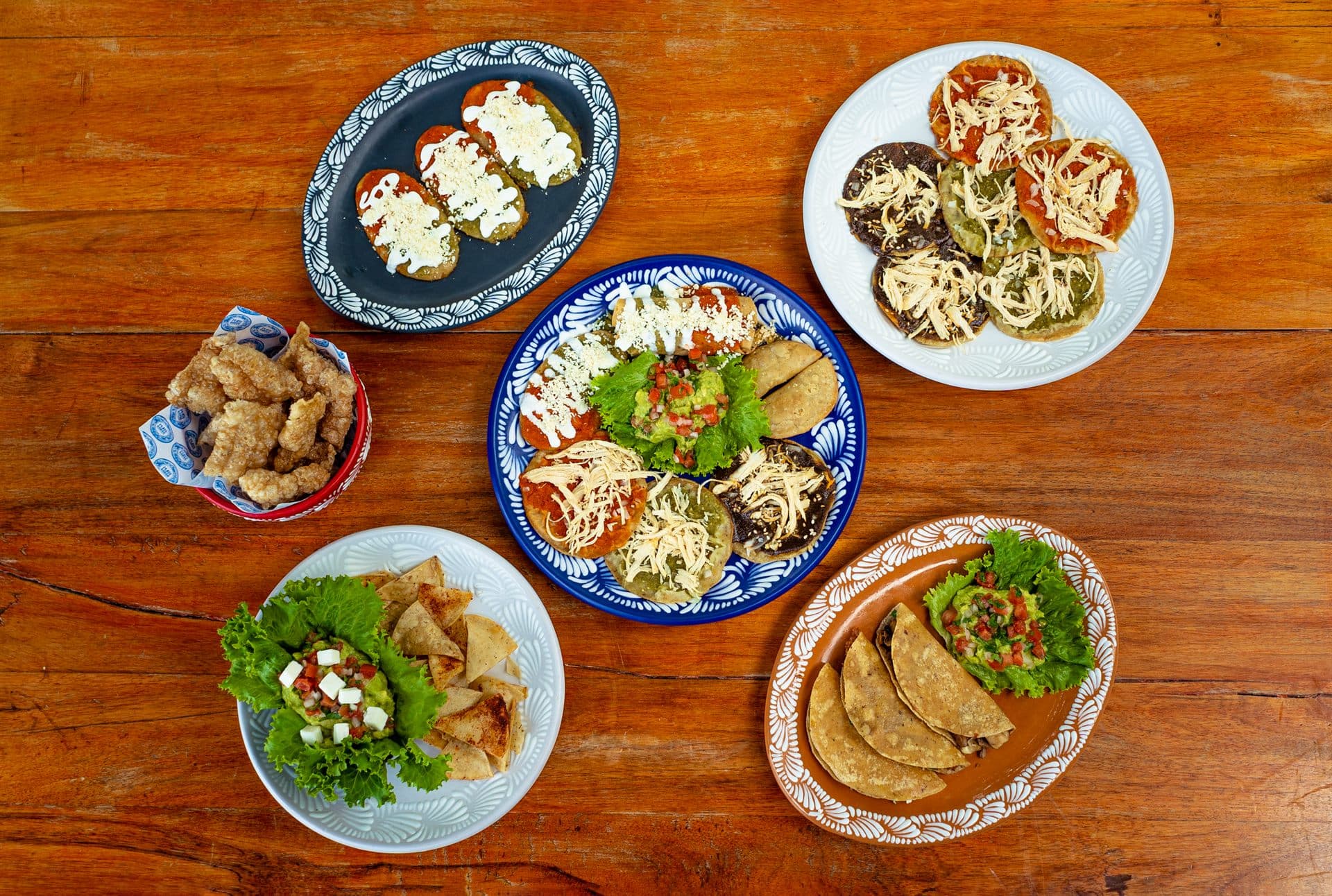 Las entradas: guacamole, chalupas, chicharrón, tlacoyos y quesadillas de mercado