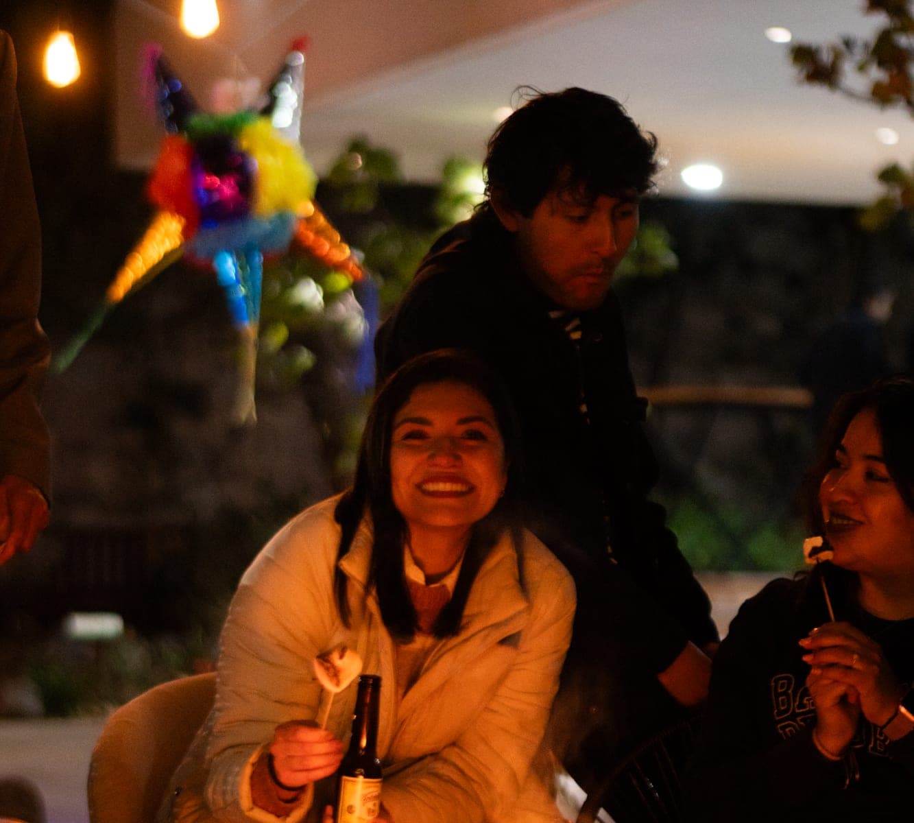 La fogata de la terraza, con la piñata colgada al fondo