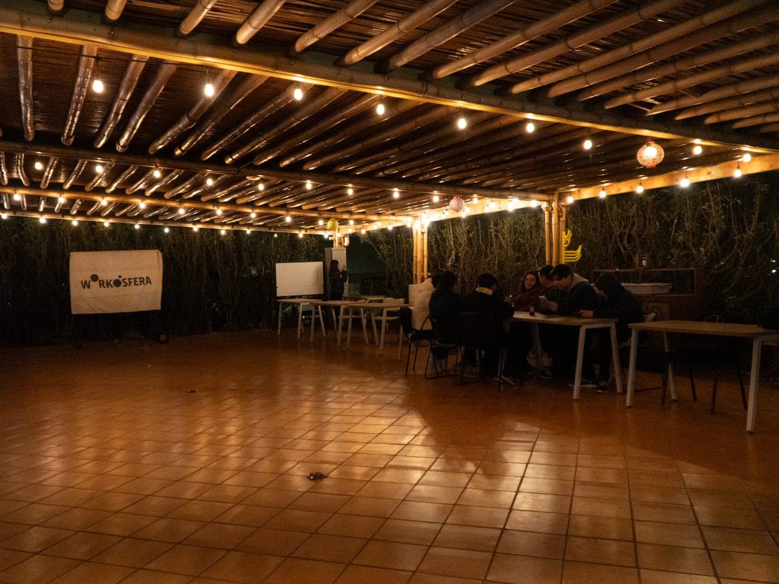 La terraza techada con las luces colgadas, lista antes de que llegue la gente