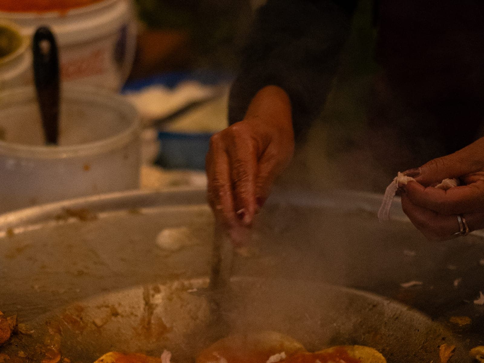 La comida haciéndose en el comal, al aire libre