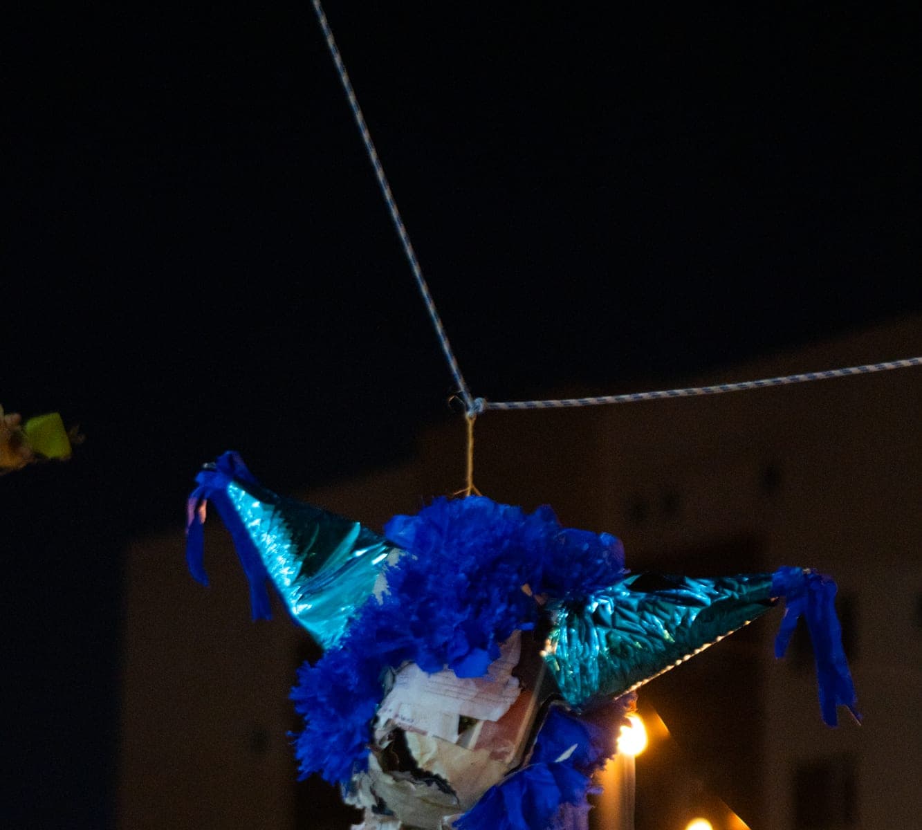 Una piñata colgada bajo las luces