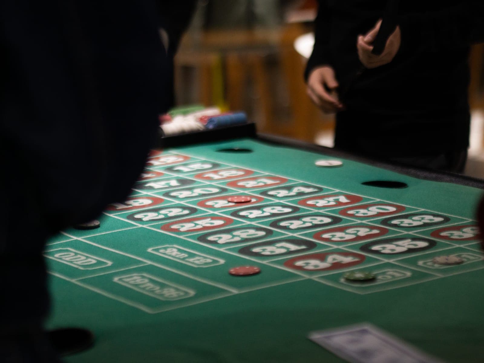 La mesa de ruleta montada sobre el fieltro verde