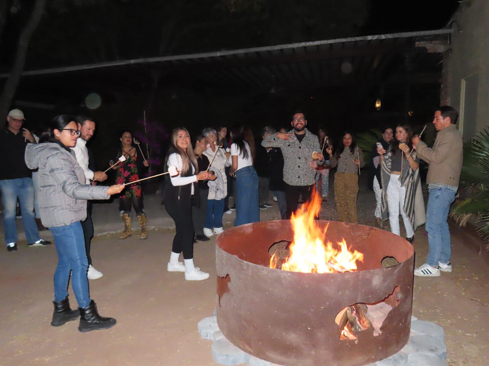 El círculo completo alrededor del brasero, ya de noche