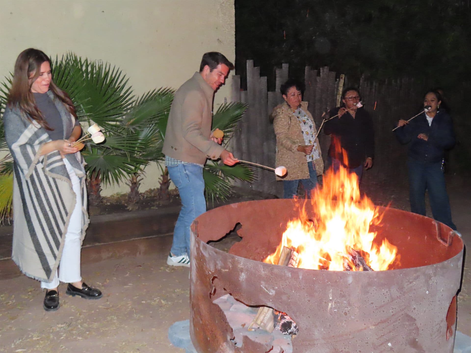 El brasero de Africam, con el fuego alto